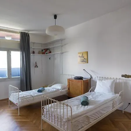 Family In The Centre - Free Parking Garage Apartment